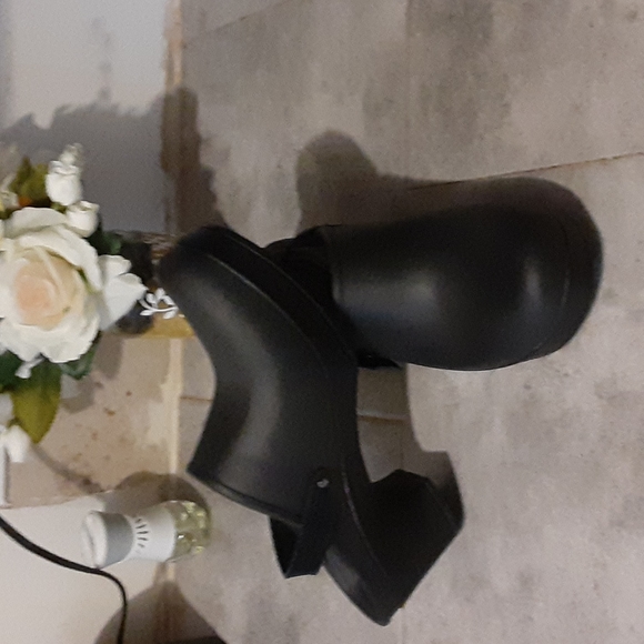 CROCS  size 8 - Picture 4 of 5